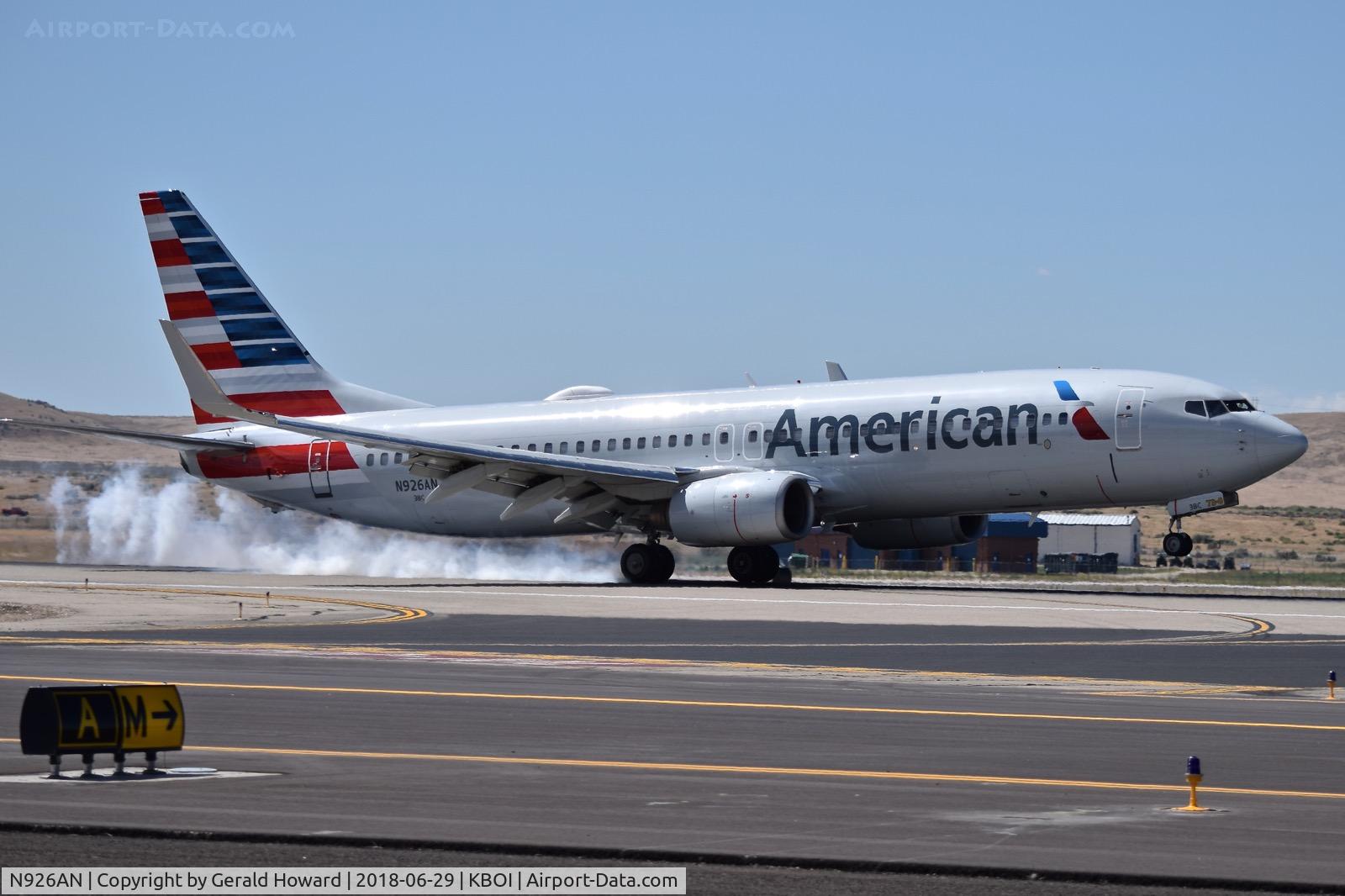 N926AN, 2000 Boeing 737-823 C/N 29527, Touch down on RWY 28R.