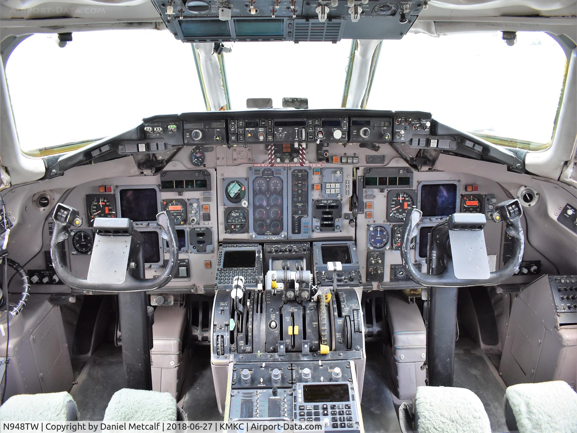 N948TW, 1987 McDonnell Douglas MD-83 (DC-9-83) C/N 49575, Cockpit
