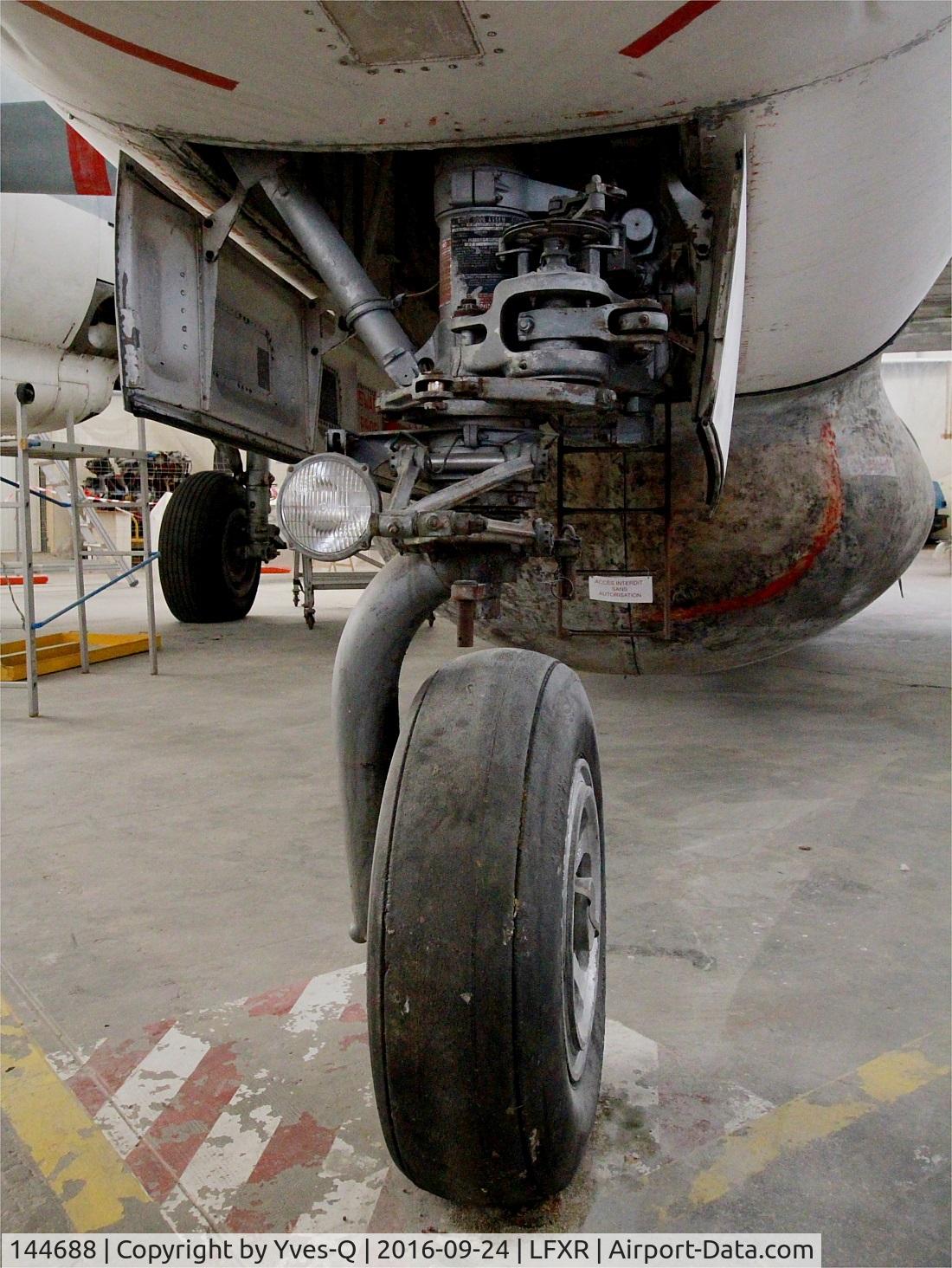 144688, Lockheed SP-2H Neptune C/N 726-7139, Lockheed SP-2H Neptune, Front landing gear close up view, Naval Aviation Museum, Rochefort-Soubise airport (LFXR)