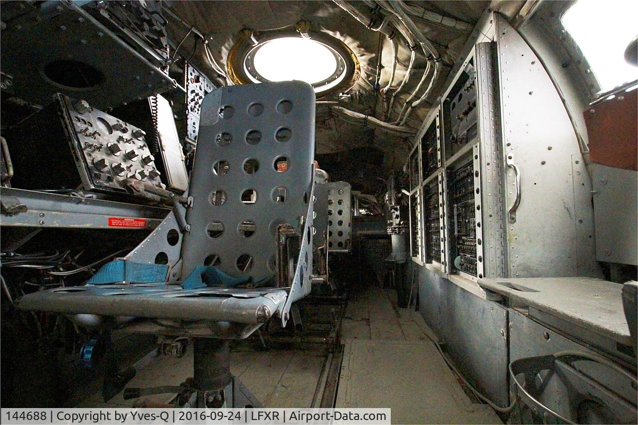 144688, Lockheed SP-2H Neptune C/N 726-7139, Lockheed SP-2H Neptune, radar operator station, Naval Aviation Museum, Rochefort-Soubise airport (LFXR)