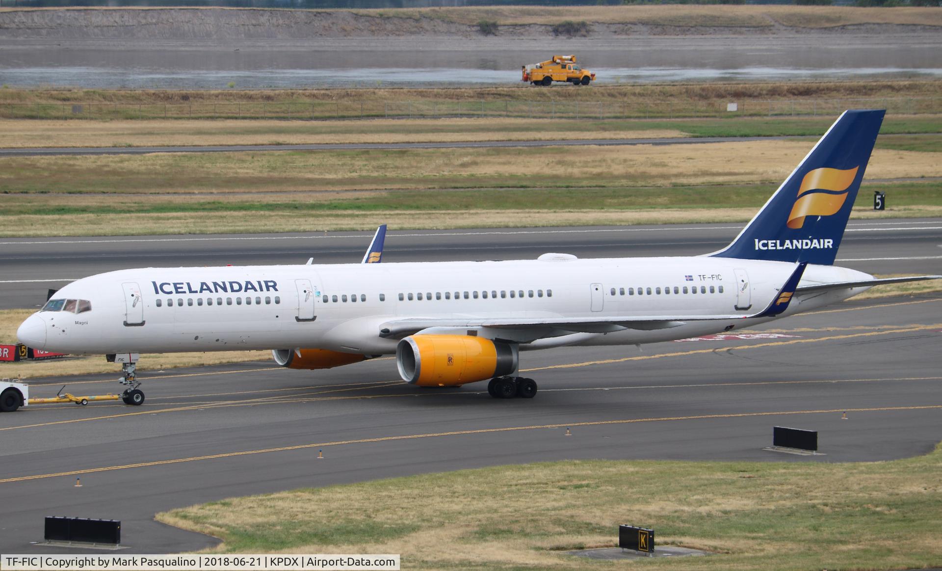 TF-FIC, 2000 Boeing 757-23N C/N 30735, Boeing 757-23N