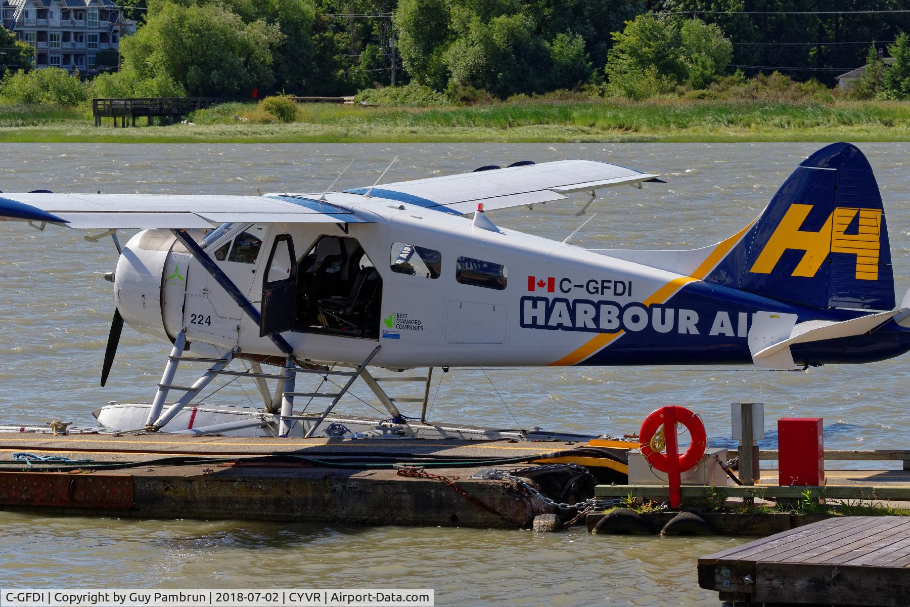C-GFDI, 1953 De Havilland Canada U-6A Beaver C/N 606, Waiting for passengers