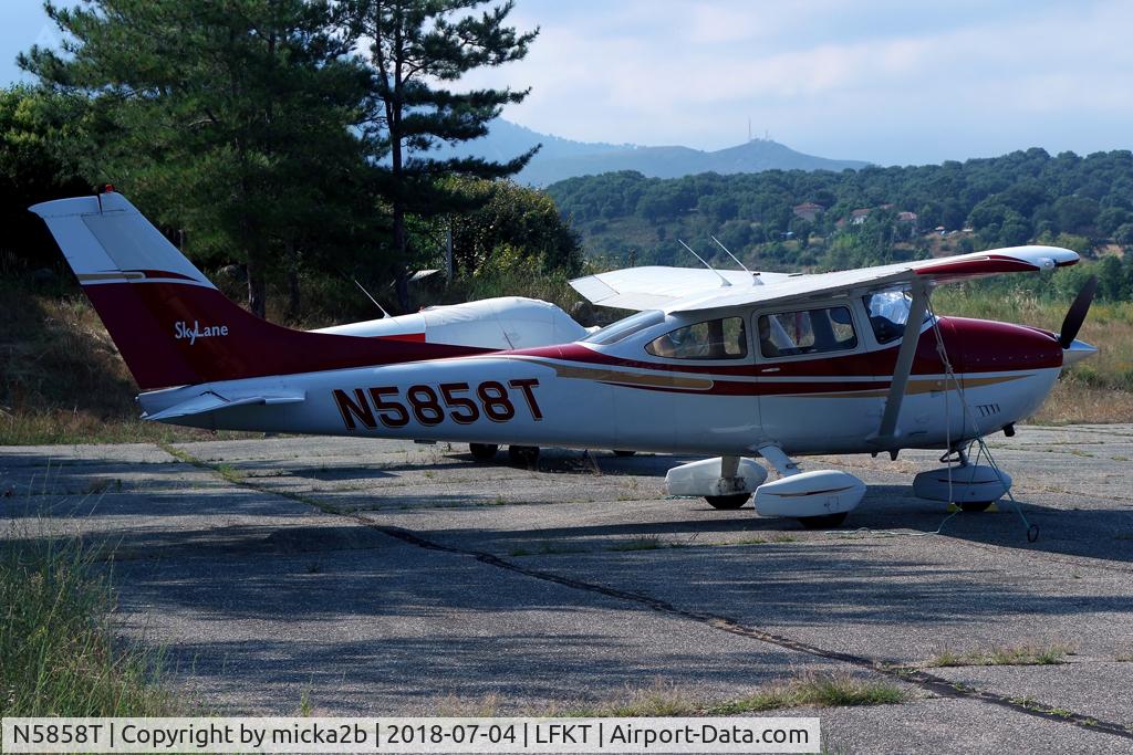 N5858T, 1978 Cessna 182Q Skylane C/N 18266683, Parked