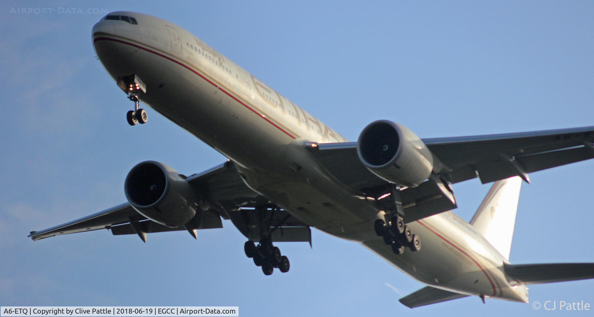A6-ETQ, 2013 Boeing 777-3FX/ER C/N 41700, On finals to EGCC