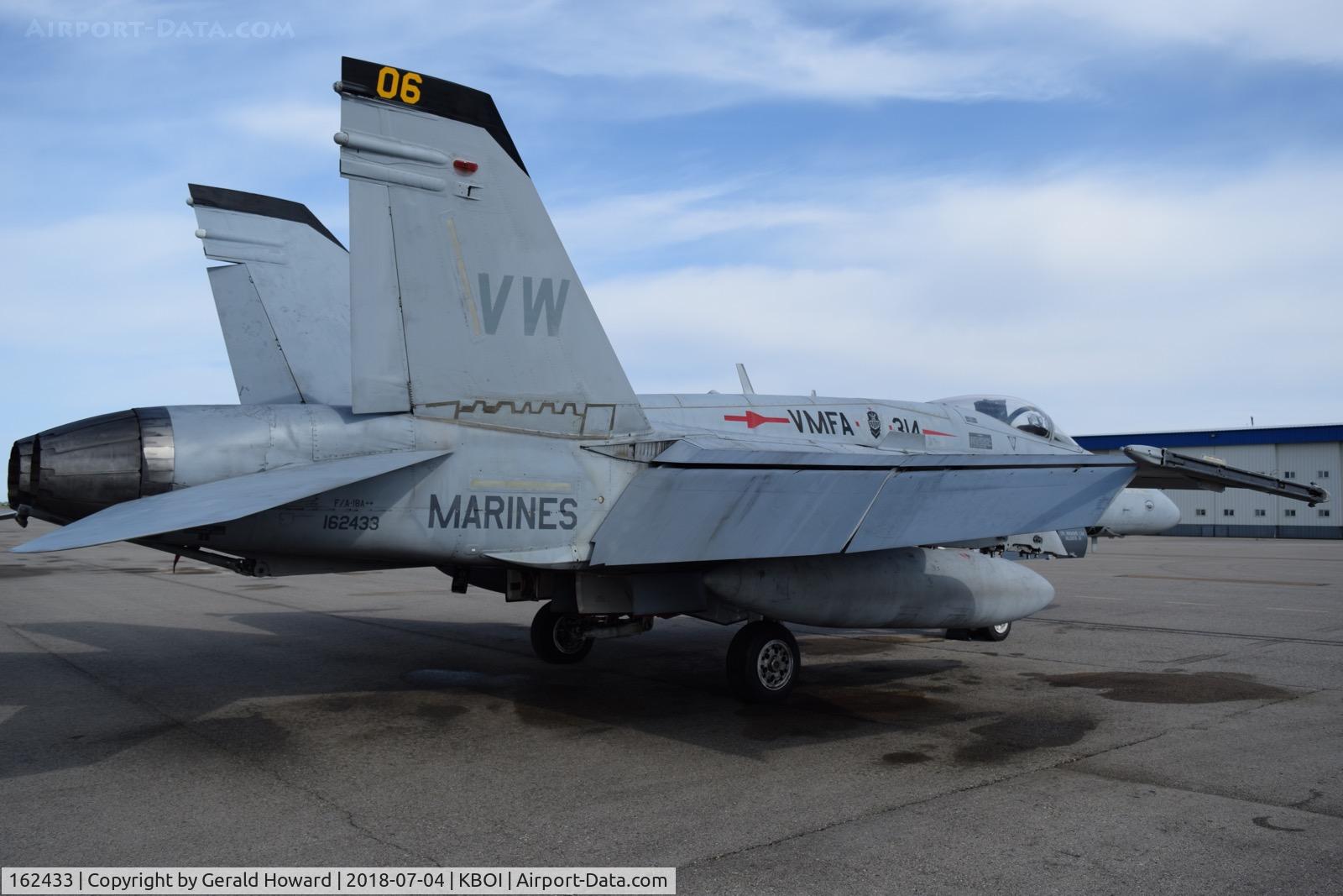 162433, McDonnell Douglas F/A-18A Hornet C/N 0276/A222, VMFA-314  “Black Knights” , NAS Miramar, CA.