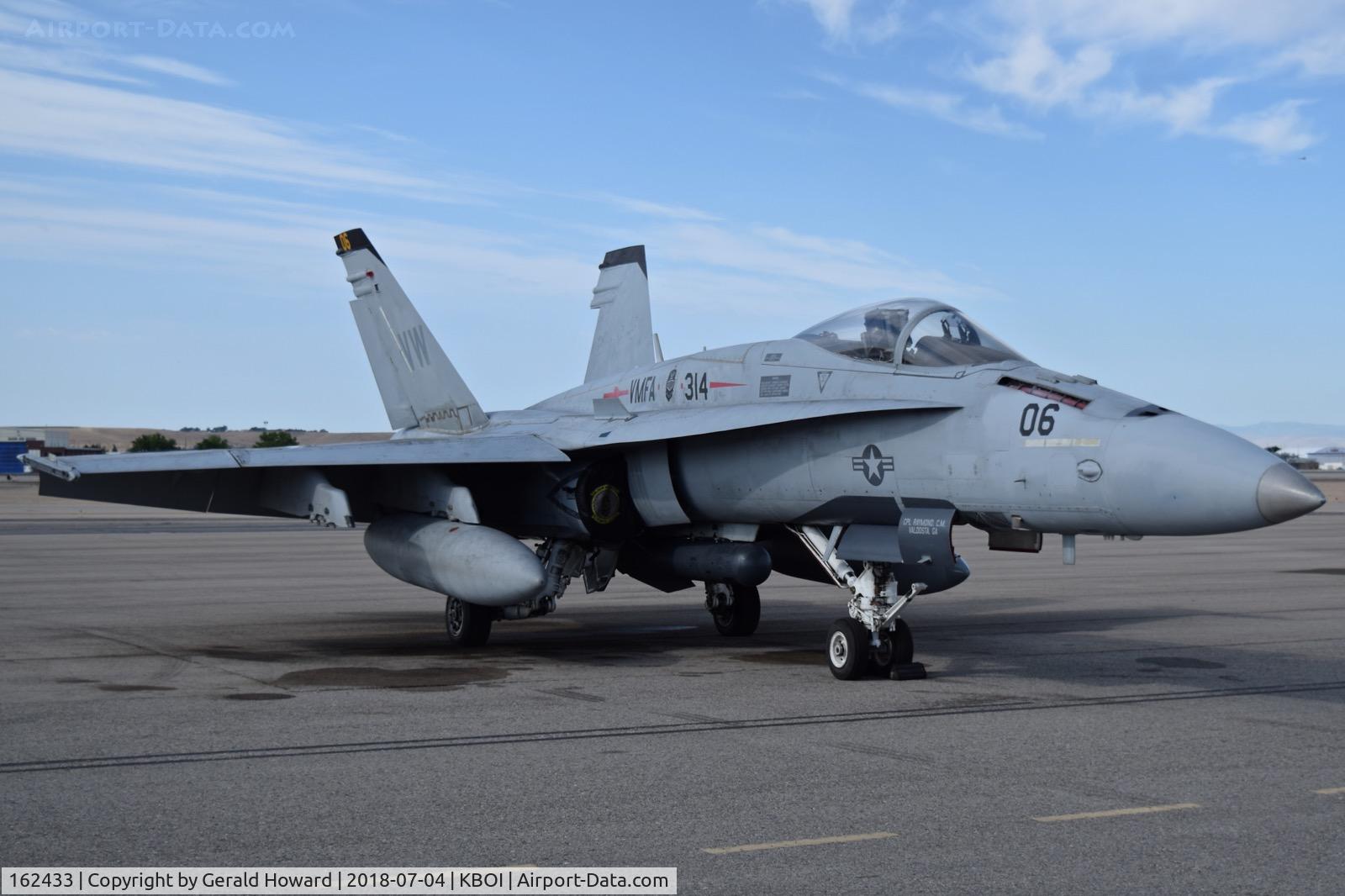 162433, McDonnell Douglas F/A-18A Hornet C/N 0276/A222, VMFA-314  “Black Knights” , NAS Miramar, CA.