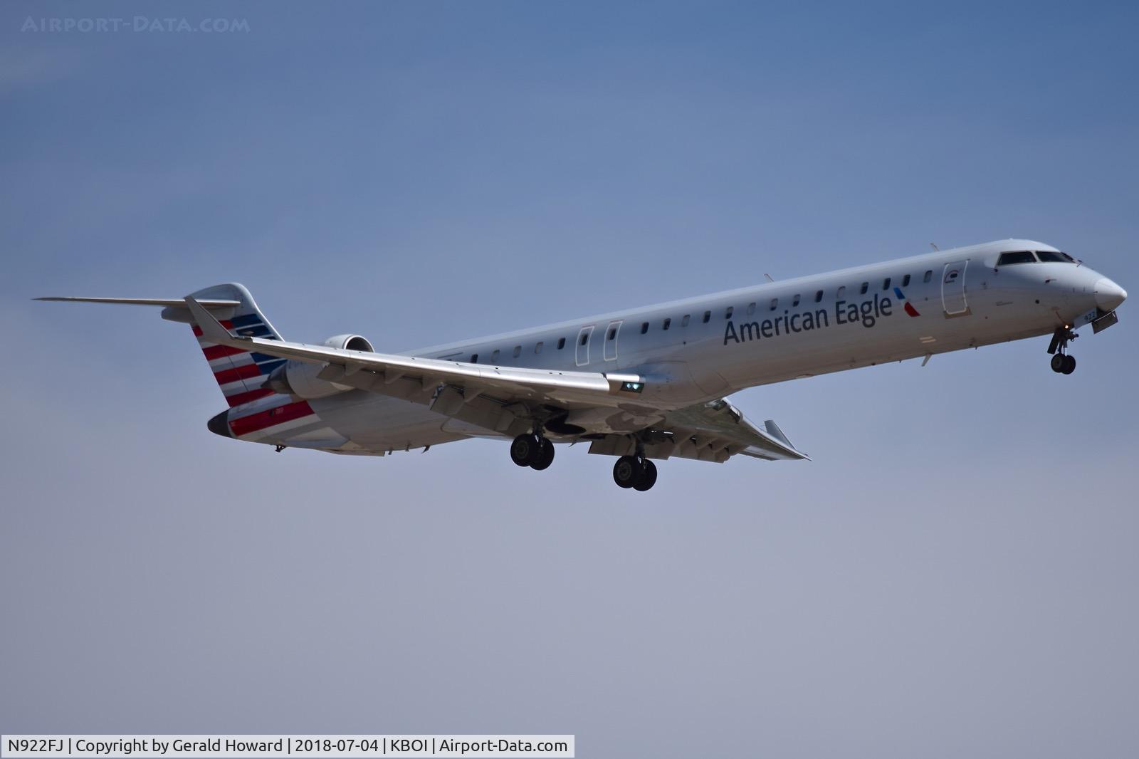 N922FJ, 2004 Bombardier CRJ-900ER (CL-600-2D24) C/N 15022, Approach to RWY 10L.