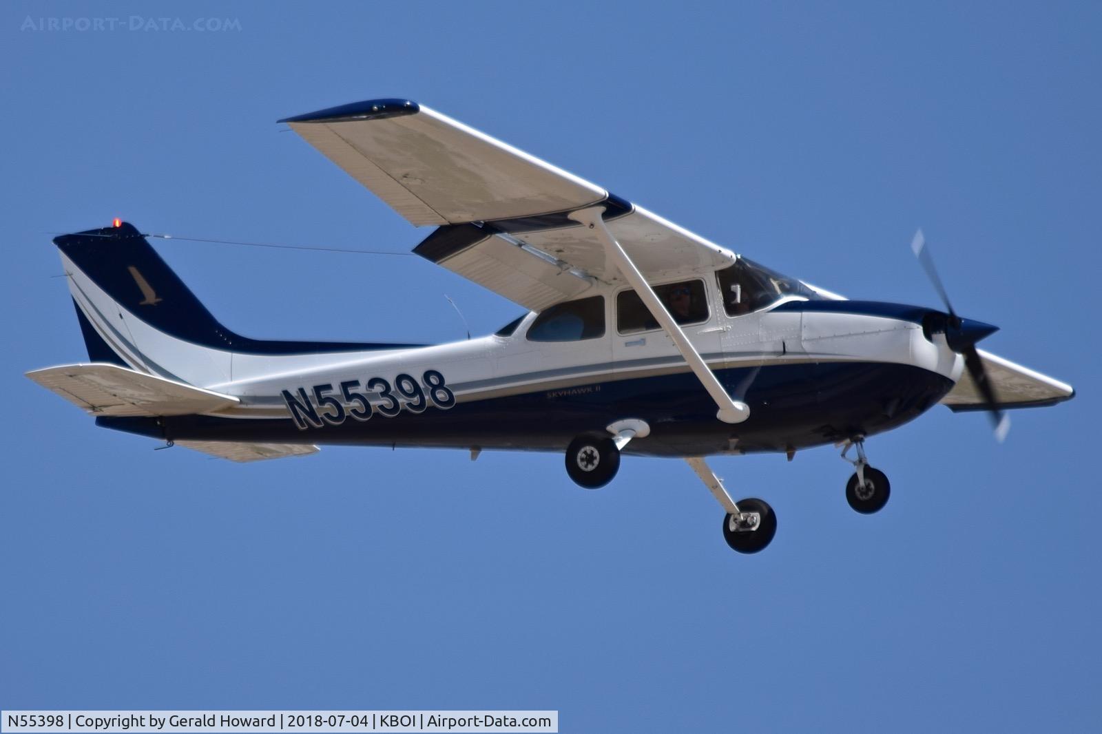 N55398, 1981 Cessna 172P C/N 17275174, Landing RWY 10R.