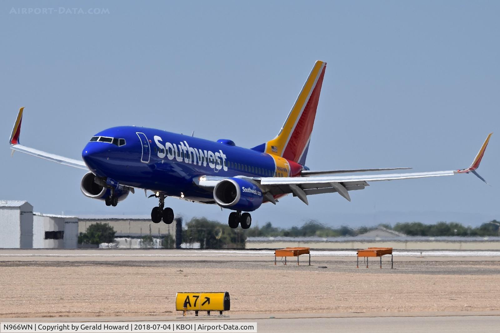 N966WN, 2011 Boeing 737-7H4 C/N 36966, Landing RWY 10L.