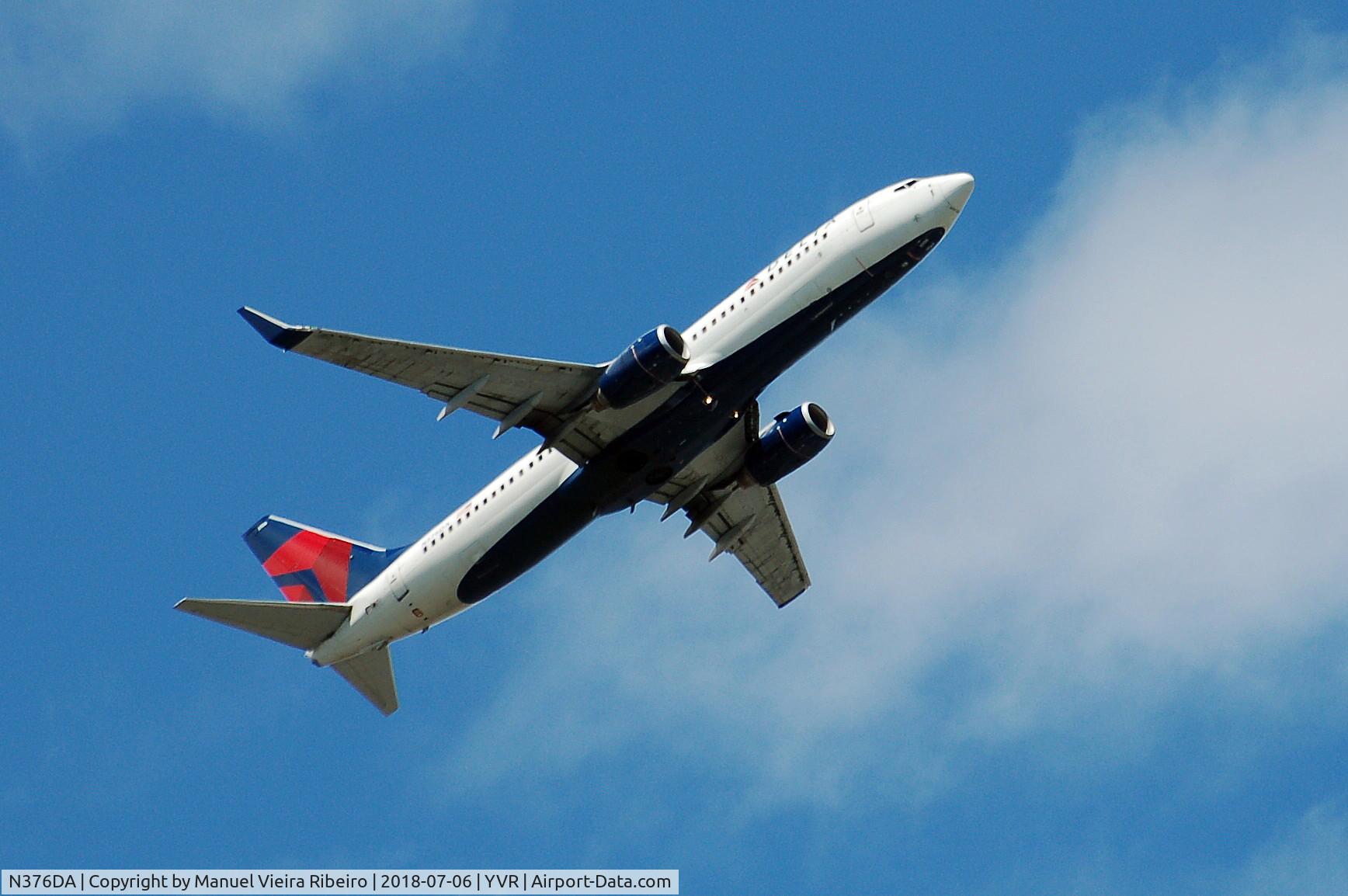 N376DA, 1999 Boeing 737-832 C/N 29624, YVR departure