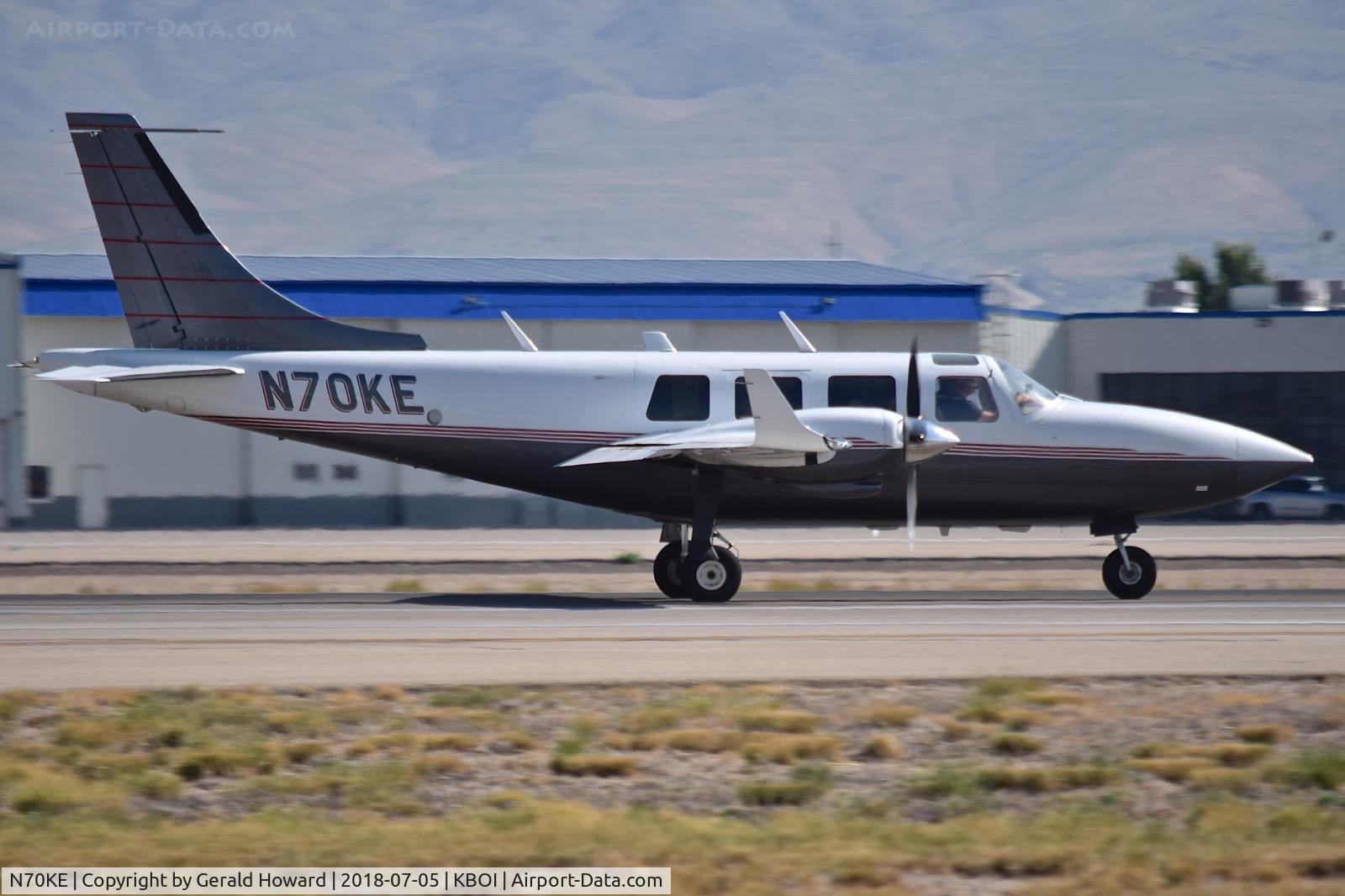 N70KE, 1976 Smith Aerostar 601P C/N 61P-0291-070, Take off run on RWY 10R.