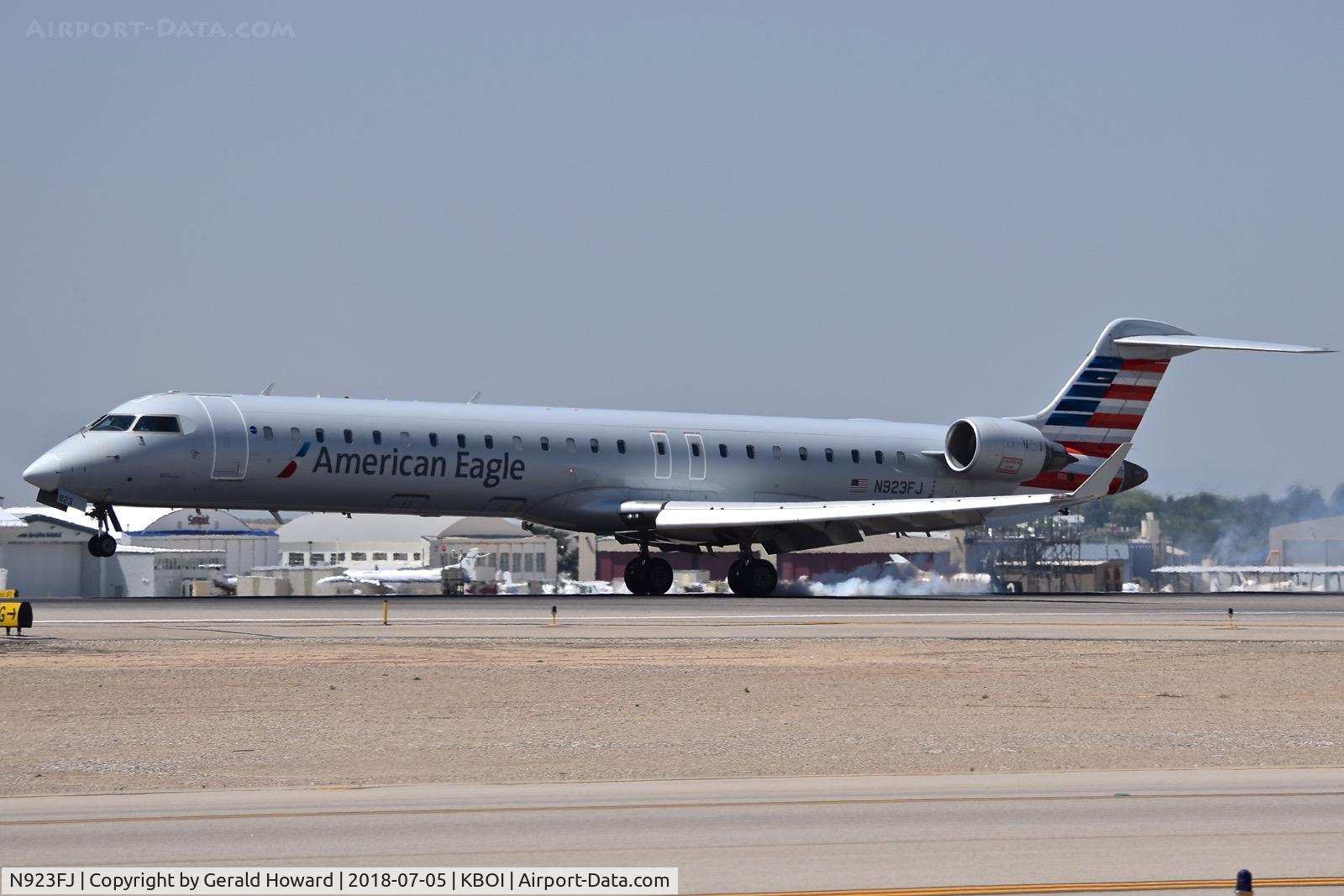 N923FJ, 2004 Bombardier CRJ-900ER (CL-600-2D24) C/N 15023, Touch down on RWY 10L.