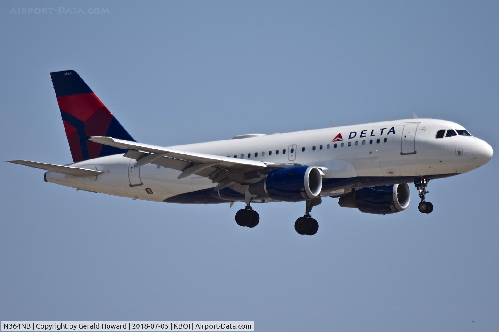 N364NB, 2003 Airbus A319-114 C/N 2002, Landing RWY 10L.