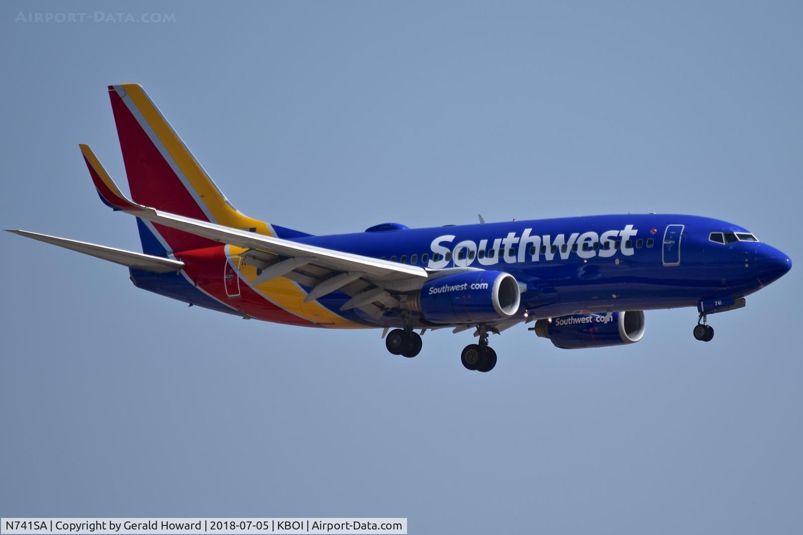 N741SA, 1998 Boeing 737-7H4 C/N 29277, Landing RWY 10L.