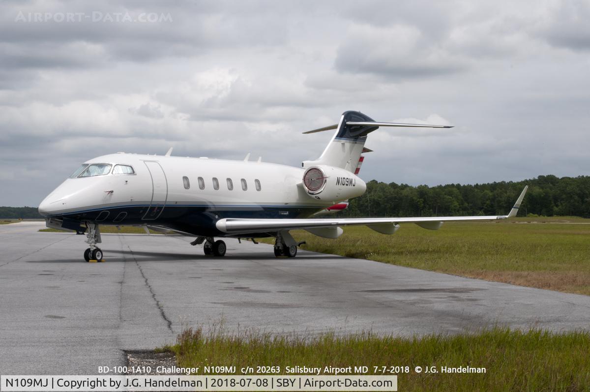 N109MJ, 2009 Bombardier Challenger 300 (BD-100-1A10) C/N 20263, At Salisbury.