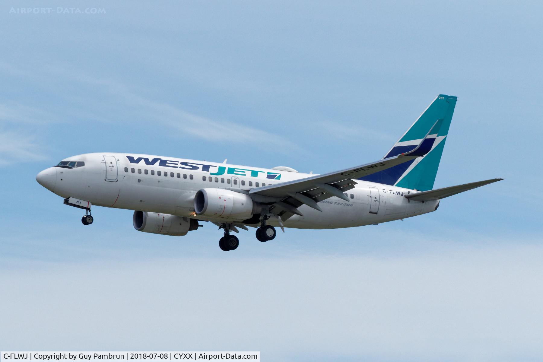 C-FLWJ, 2011 Boeing 737-7CT C/N 38096, Landing on 26R