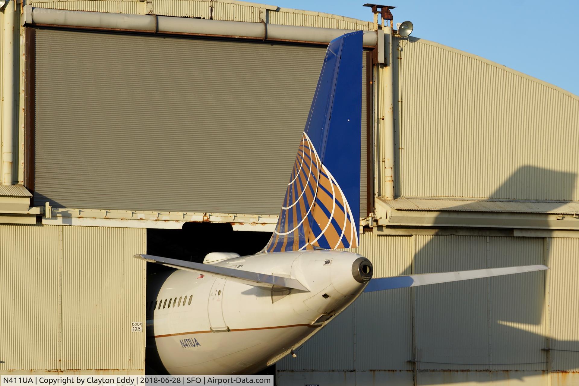 N411UA, 1994 Airbus A320-232 C/N 464, SFO 2018.