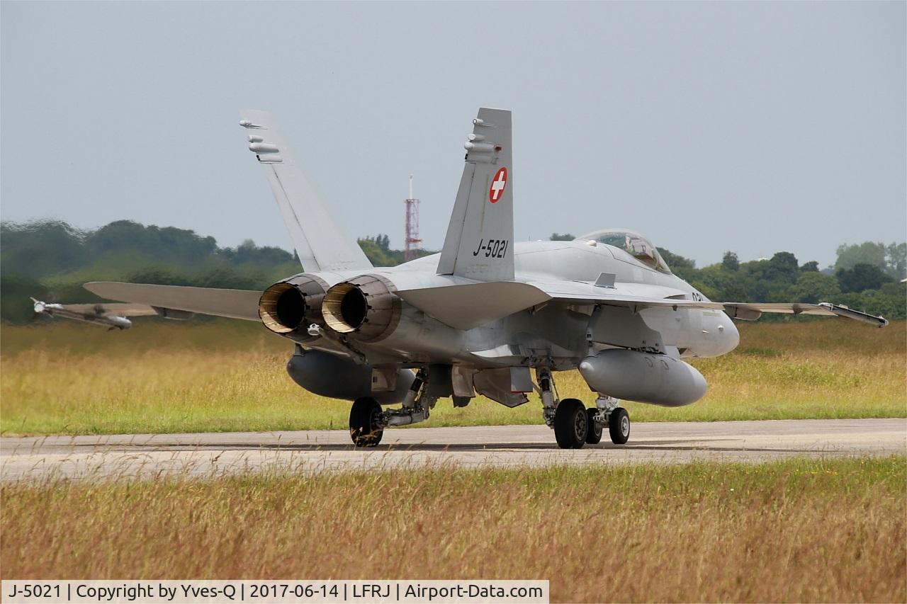 J-5021, McDonnell Douglas F/A-18C Hornet C/N 1370/SFC021, McDonnell Douglas FA-18C Hornet, Taxiing to flight-line, Landivisiau Naval Air Base (LFRJ) Tiger Meet 2017