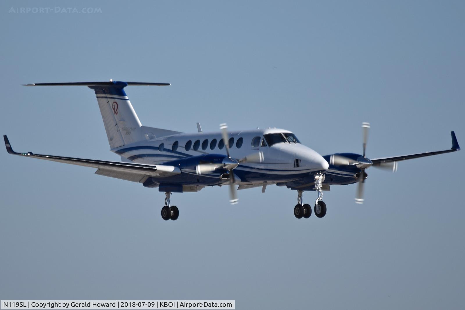 N119SL, 1990 Beech B300 King Air 350 King Air C/N FL8, Landing RWY 10R. 1990 Beech B350,cn FL8.