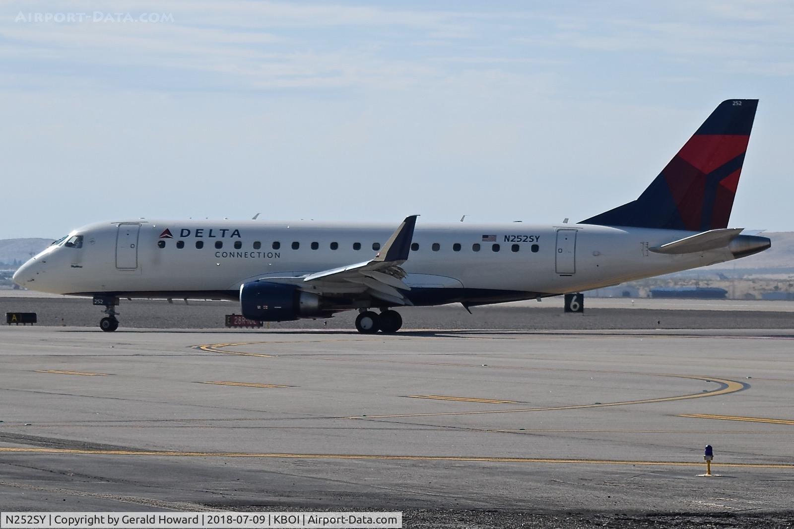 N252SY, 2016 Embraer 175LR (ERJ-170-200LR) C/N 17000612, Taxiing on Alpha.