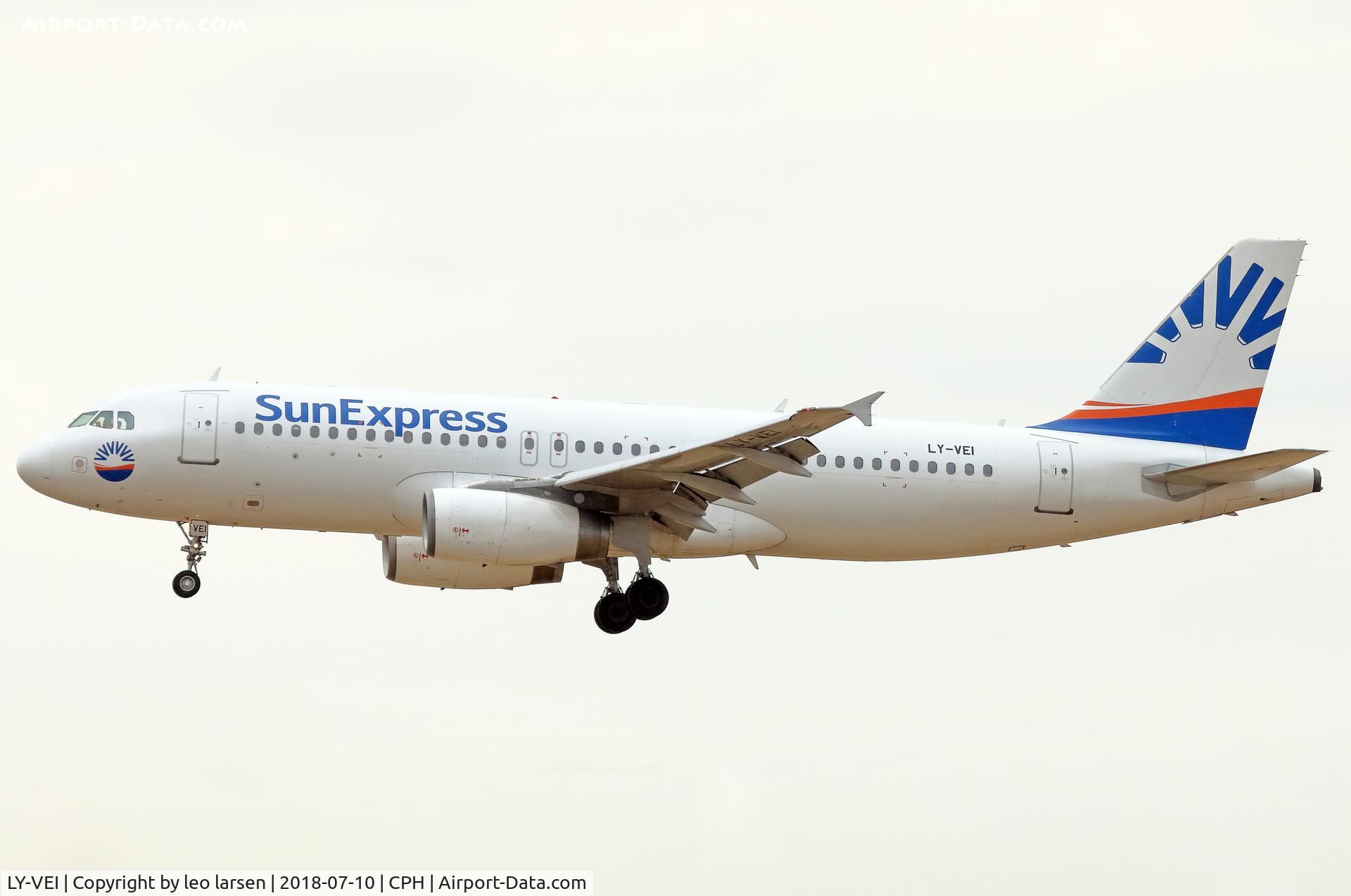 LY-VEI, 1998 Airbus A320-233 C/N 0902, Copenhagen 10.7.2018 L/D R-22L now with Sun
Express.