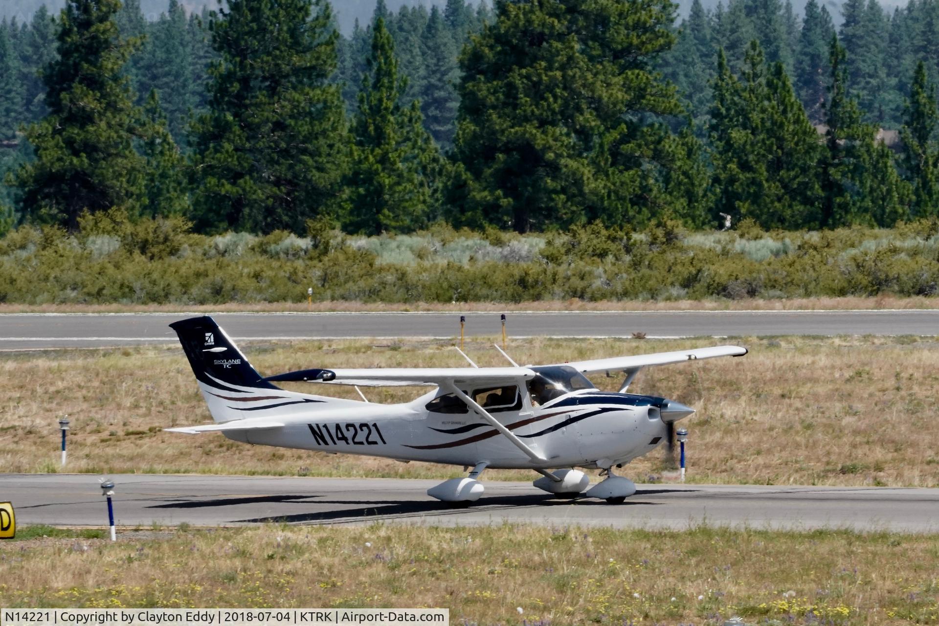 N14221, 2008 Cessna T182T Turbo Skylane C/N T18208820, Truckee Airport California 2018.