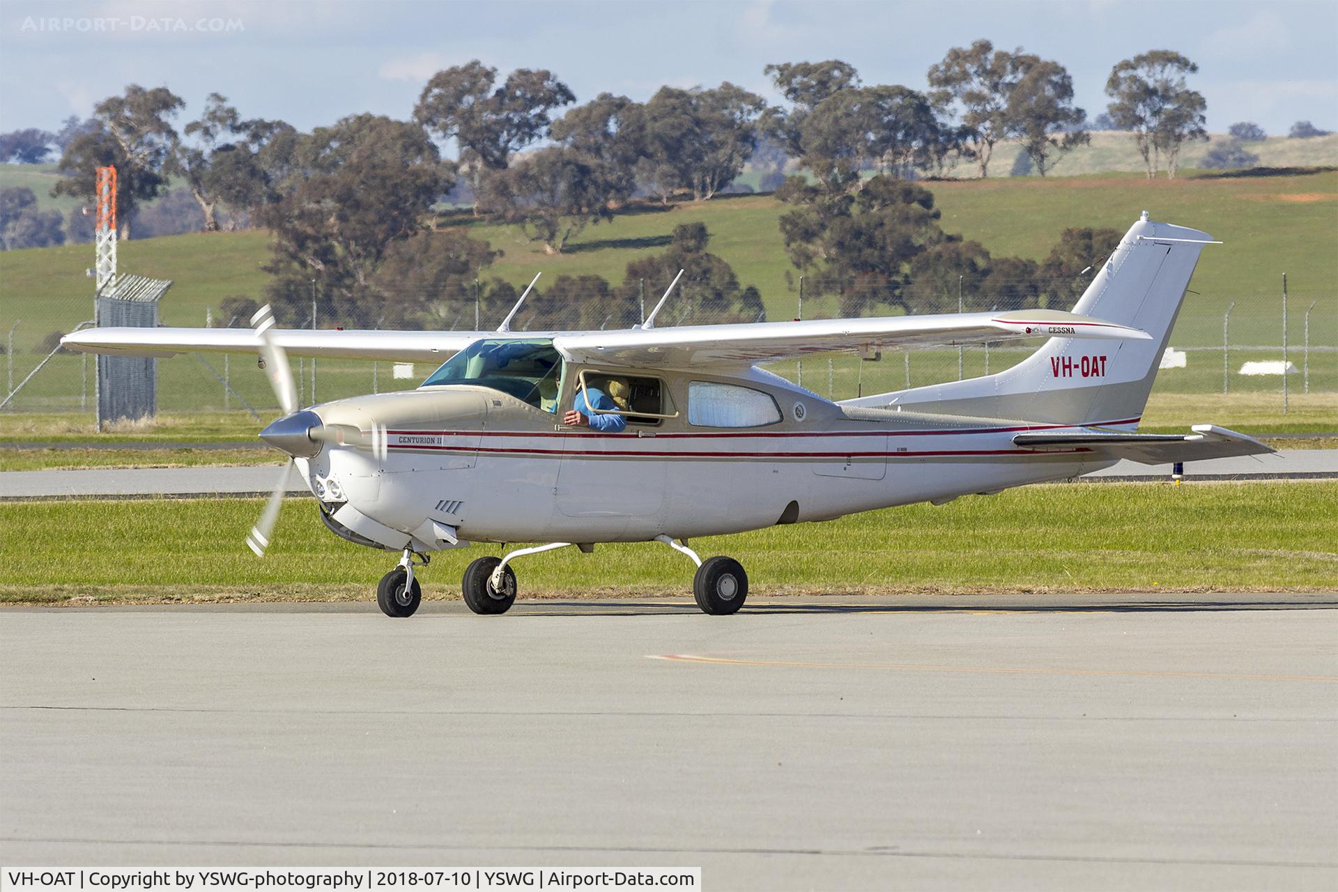 VH-OAT, Cessna 210N Centurion C/N 21064752, Crawford Pastoral Co. (VH-OAT) Cessna 210N Centurion at Wagga Wagga Airport