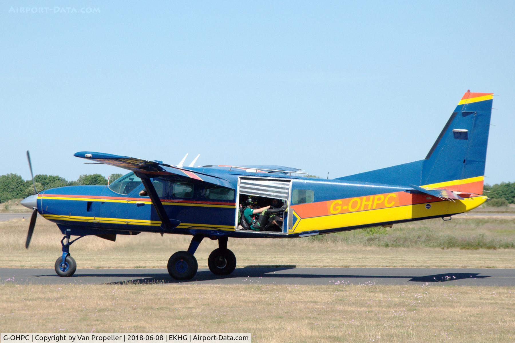 G-OHPC, 1992 Cessna 208 Caravan I C/N 20800224, Cessna 208 Caravan taxiing to the runway of Herning airfield, Denmark, where it is used to drop parachutists