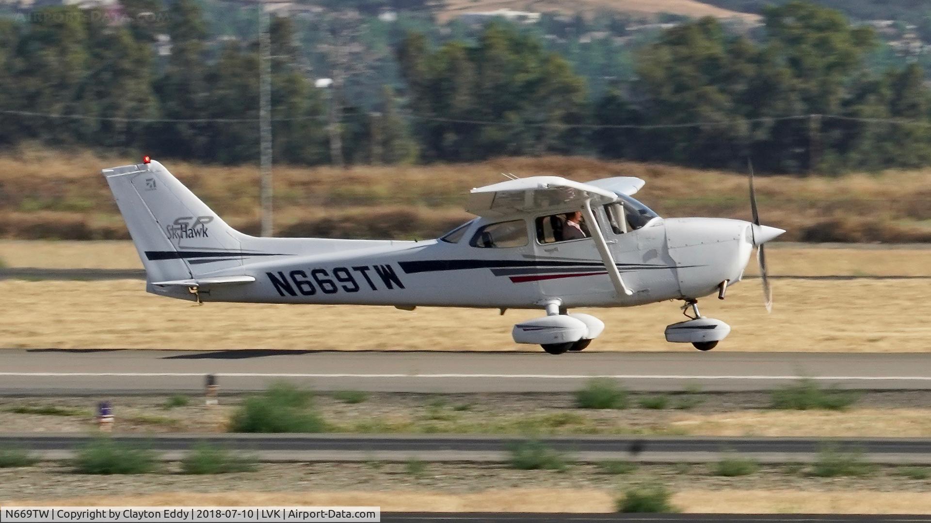 N669TW, 2002 Cessna 172S C/N 172S9066, Livermore Airport California 2018.