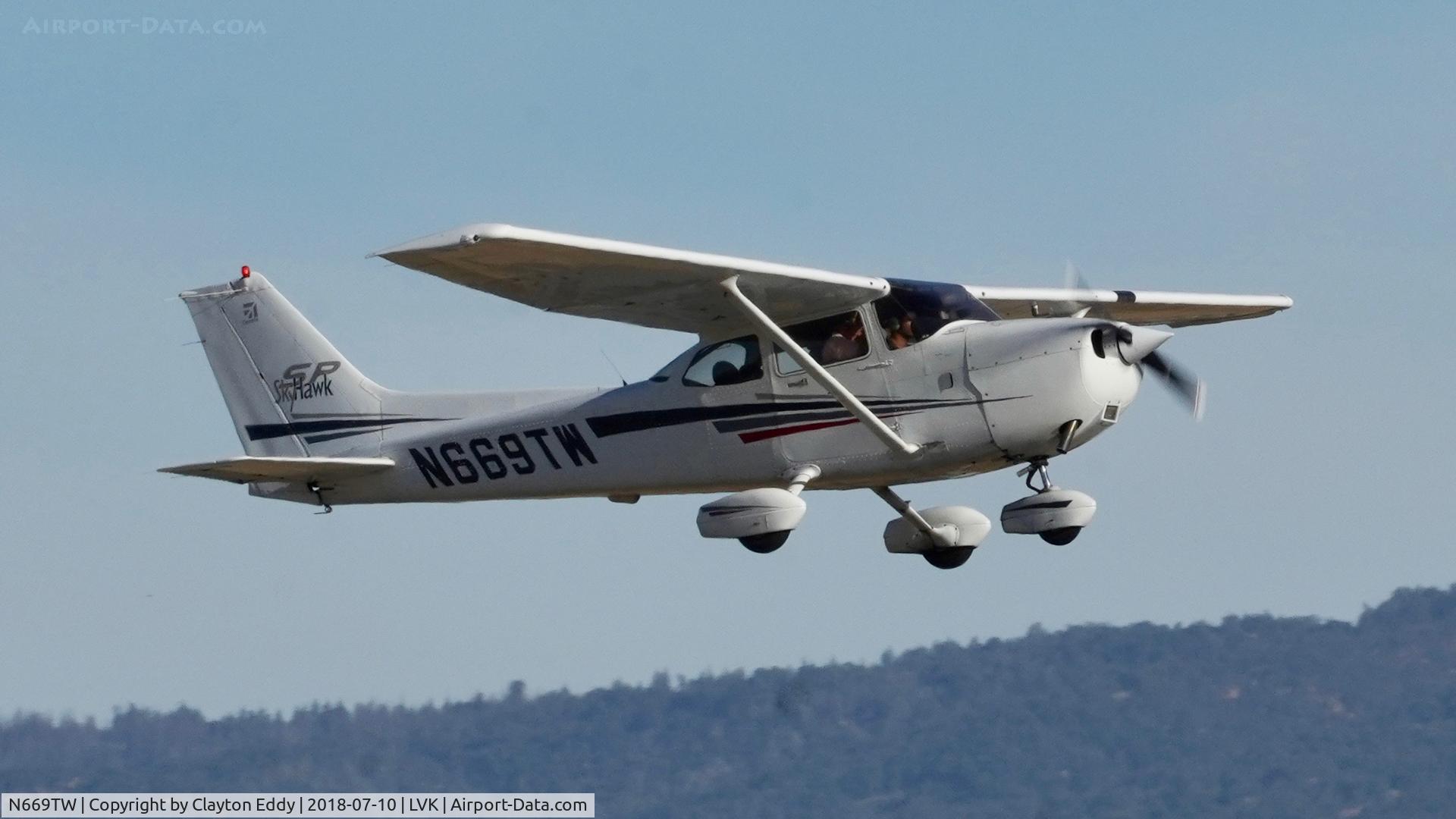 N669TW, 2002 Cessna 172S C/N 172S9066, Livermore Airport California 2018.