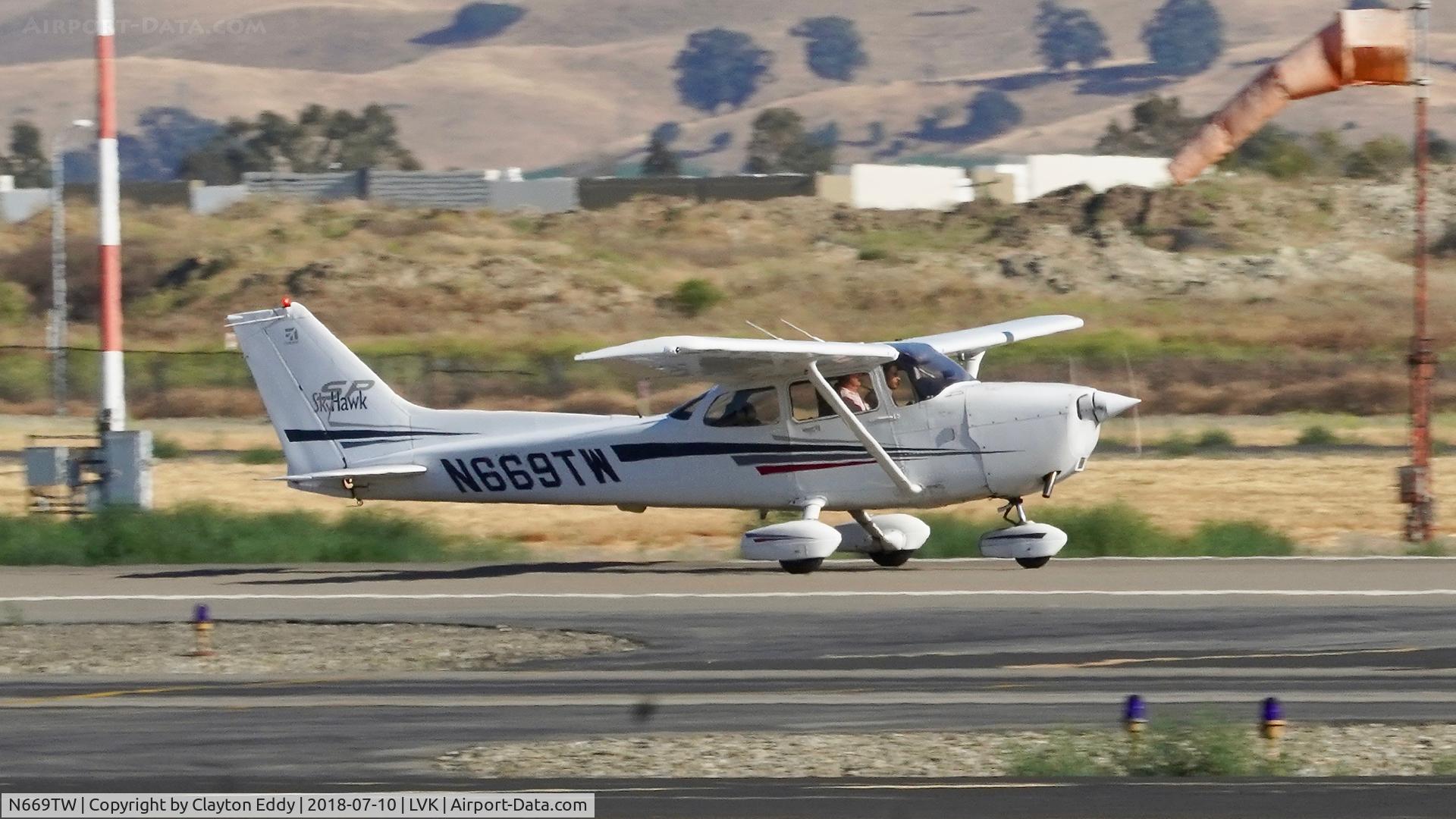 N669TW, 2002 Cessna 172S C/N 172S9066, Livermore Airport California 2018.