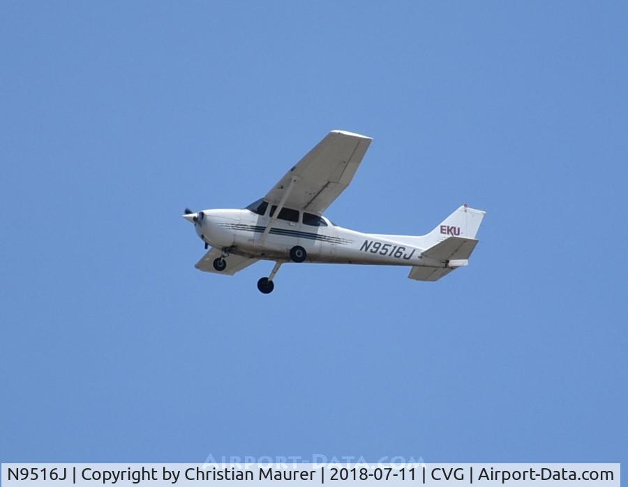 N9516J, 1998 Cessna 172R C/N 17280396, Cessna 172R departing to the north
