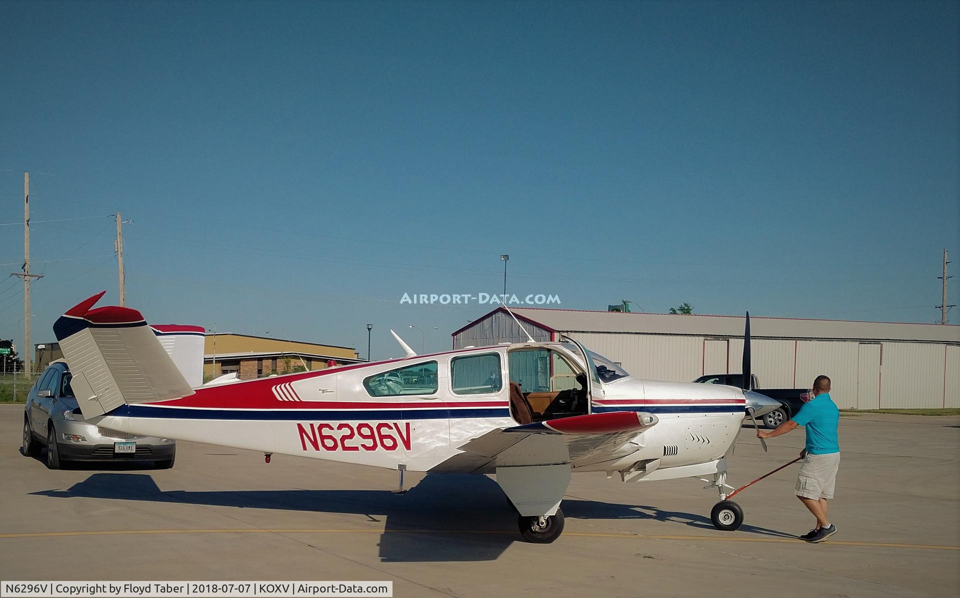 N6296V, 1967 Beech V35A Bonanza C/N D-8621, Getting ready for a flight
