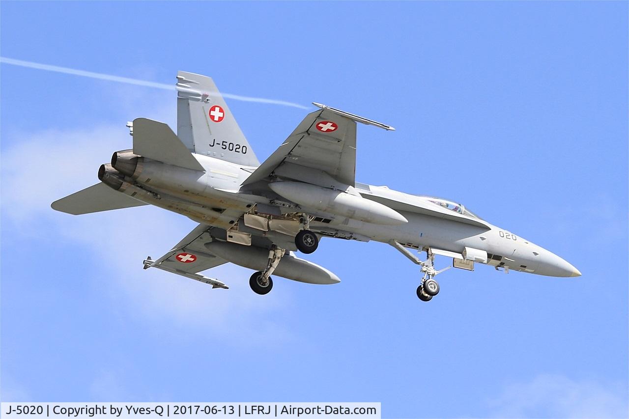 J-5020, McDonnell Douglas F/A-18C Hornet C/N 1369/SFC020, Swiss Air Force McDonnell Douglas FA-18C Hornet, On final rwy 08, Landivisiau Naval Air Base (LFRJ) Tiger Meet 2017