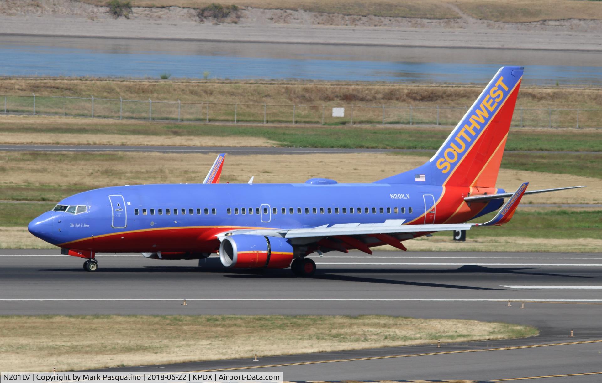 N201LV, 2005 Boeing 737-7H4 C/N 29854, Boeing 737-700