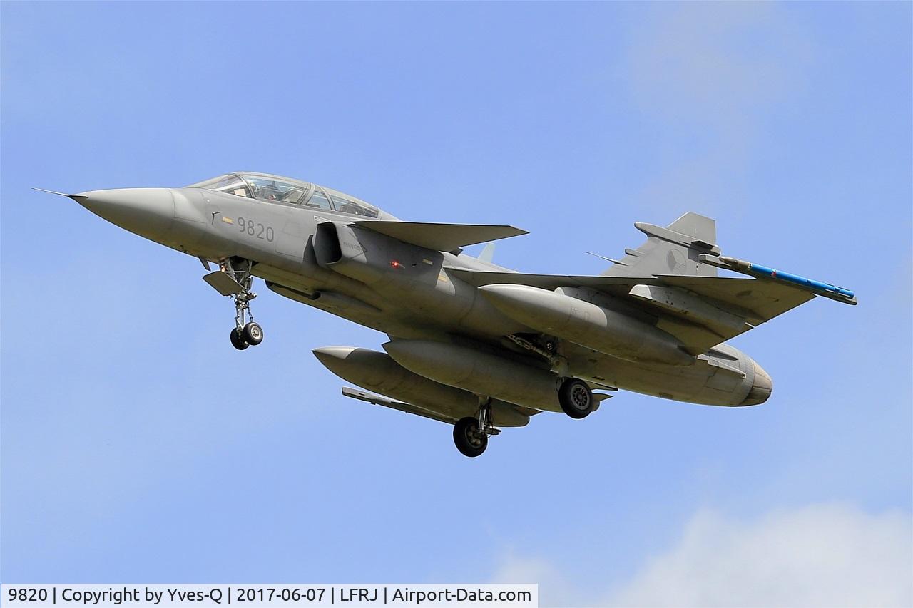 9820, 2005 Saab JAS-39D Gripen C/N 39820, Saab JAS-39D Gripen, On final rwy 26, Landivisiau Naval Air Base (LFRJ) Tiger Meet 2017