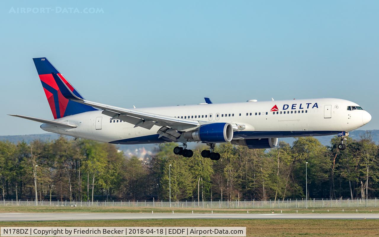 N178DZ, 2000 Boeing 767-332/ER C/N 30596, Moments prior touchdown on RW07L