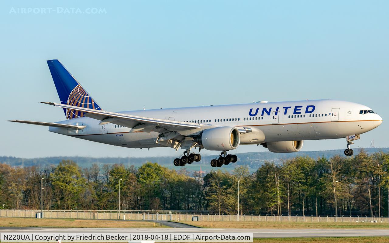N220UA, 2001 Boeing 777-222 C/N 30223, on final RW07L