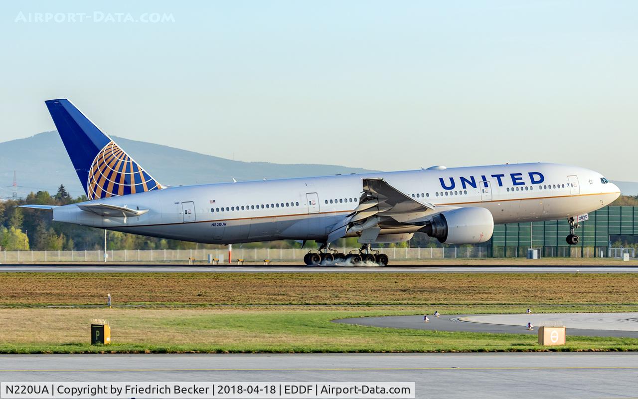 N220UA, 2001 Boeing 777-222 C/N 30223, touchdown on RW07L