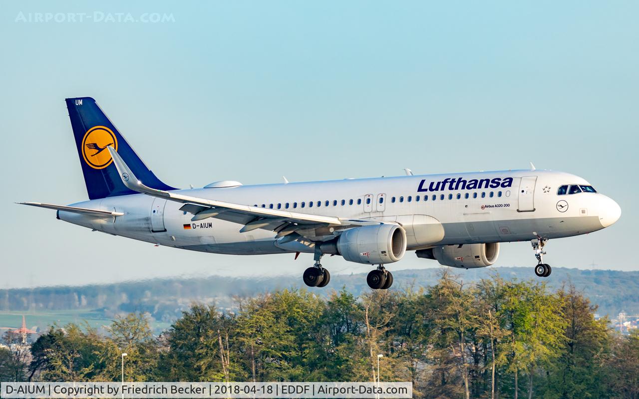 D-AIUM, 2015 Airbus A320-214 C/N 6577, on final RW07L