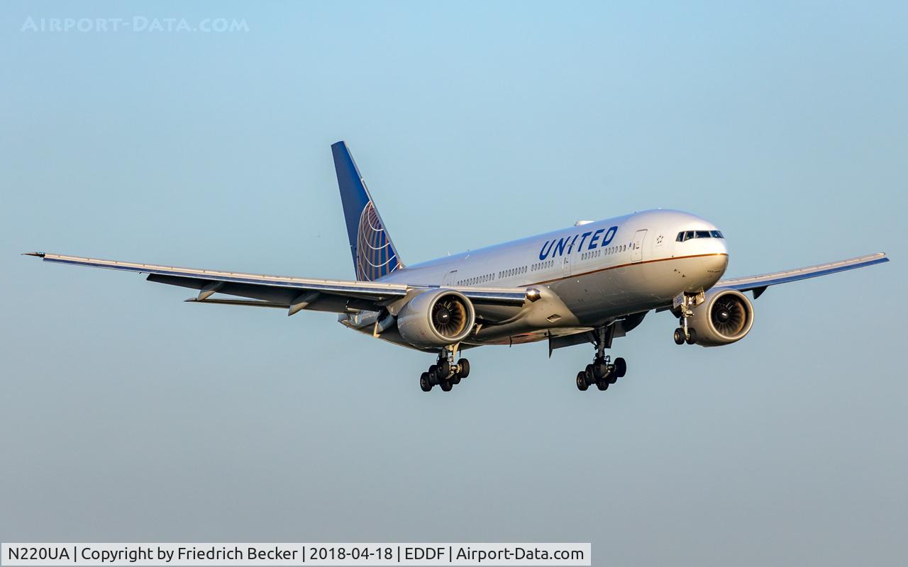N220UA, 2001 Boeing 777-222 C/N 30223, on final RW07L