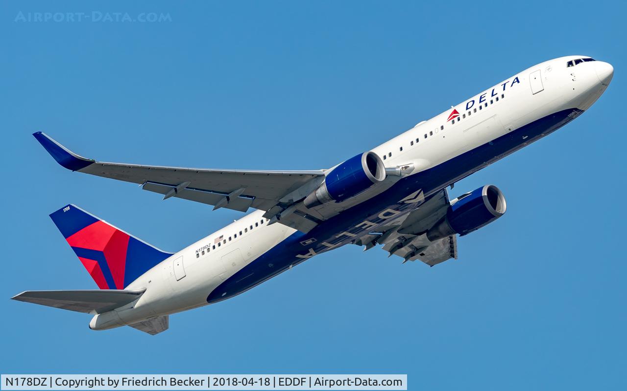 N178DZ, 2000 Boeing 767-332/ER C/N 30596, departure via RW07C