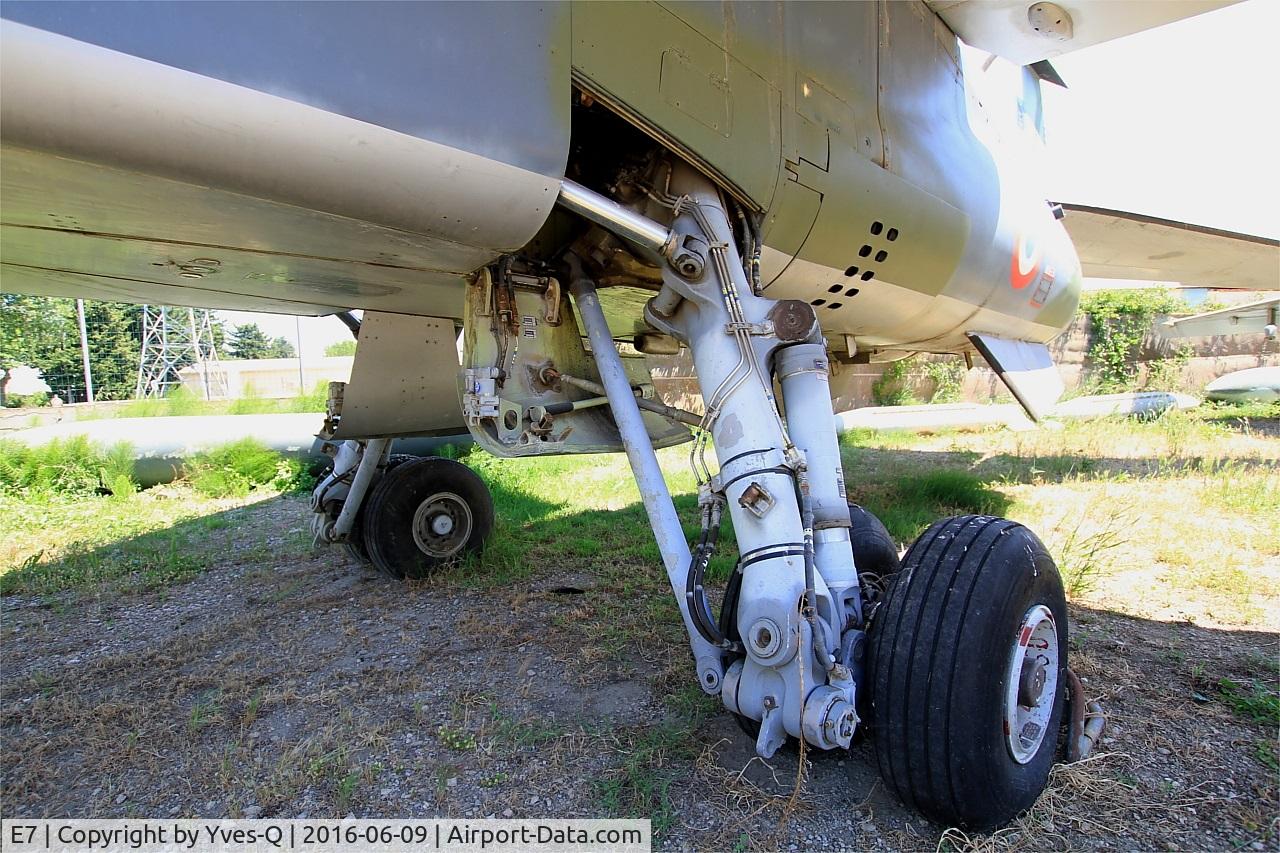 E7, Sepecat Jaguar E C/N E7, Sepecat Jaguar E, Main landing gear close up view, les amis de la 5ème escadre Museum, Orange