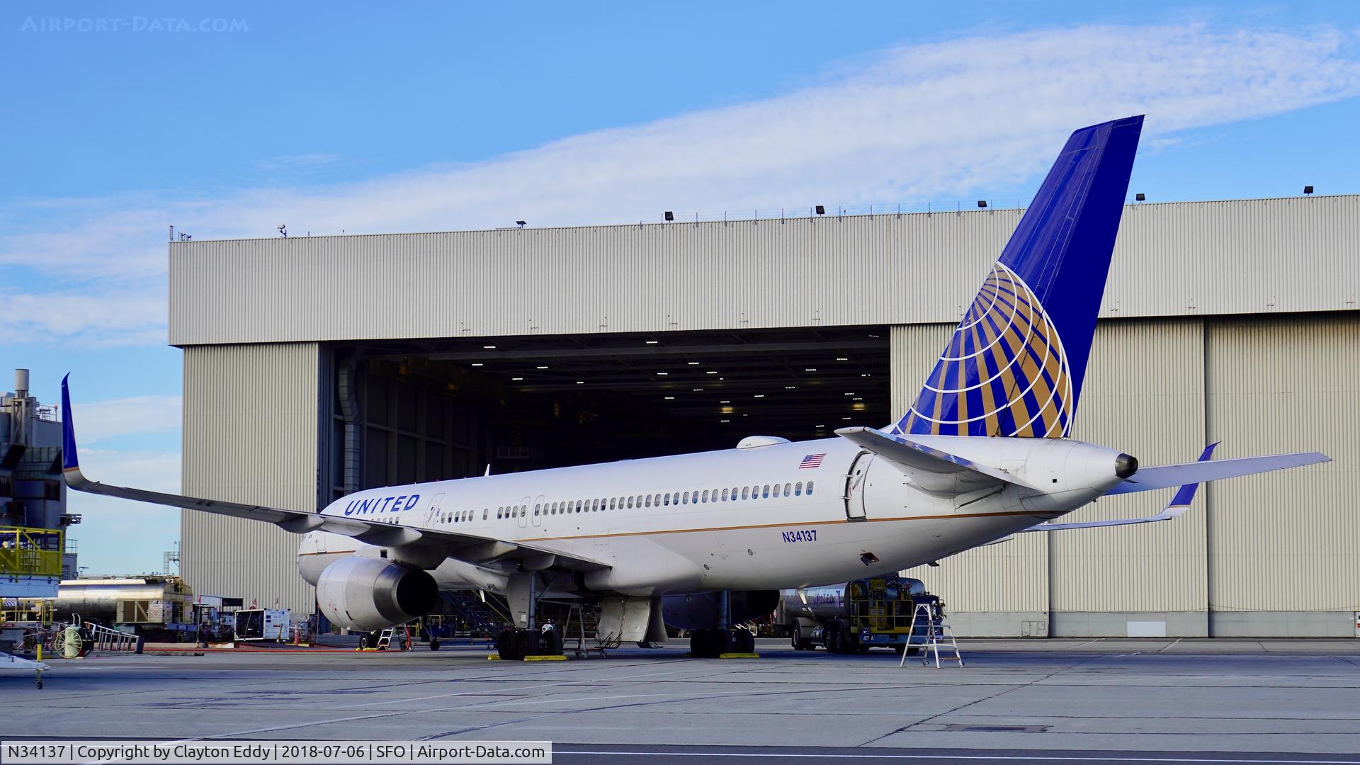 N34137, 1999 Boeing 757-224 C/N 30229, SFO 2018.