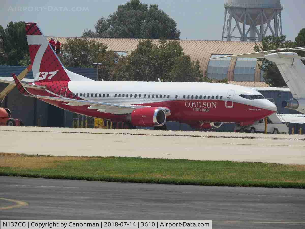 N137CG, 1995 Boeing 737-3H4 C/N 27700, Parked