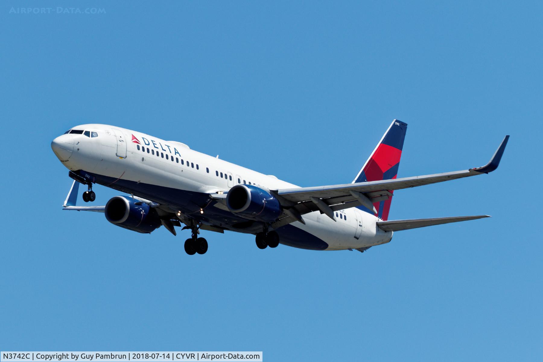 N3742C, 2001 Boeing 737-832 C/N 30835, Landing on 26R