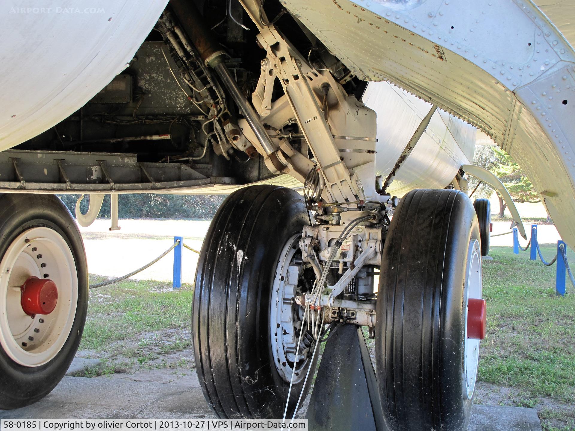 58-0185, 1958 Boeing B-52G Stratofortress C/N 464253, main landing gear