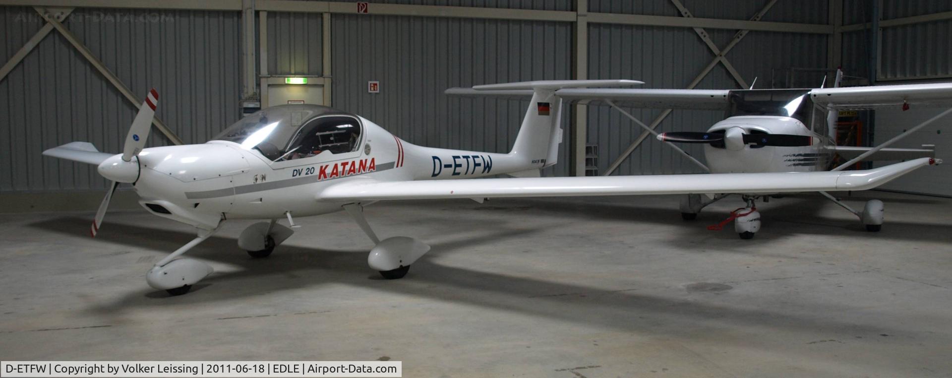 D-ETFW, 1994 HOAC DV-20 Katana C/N 20059, parking