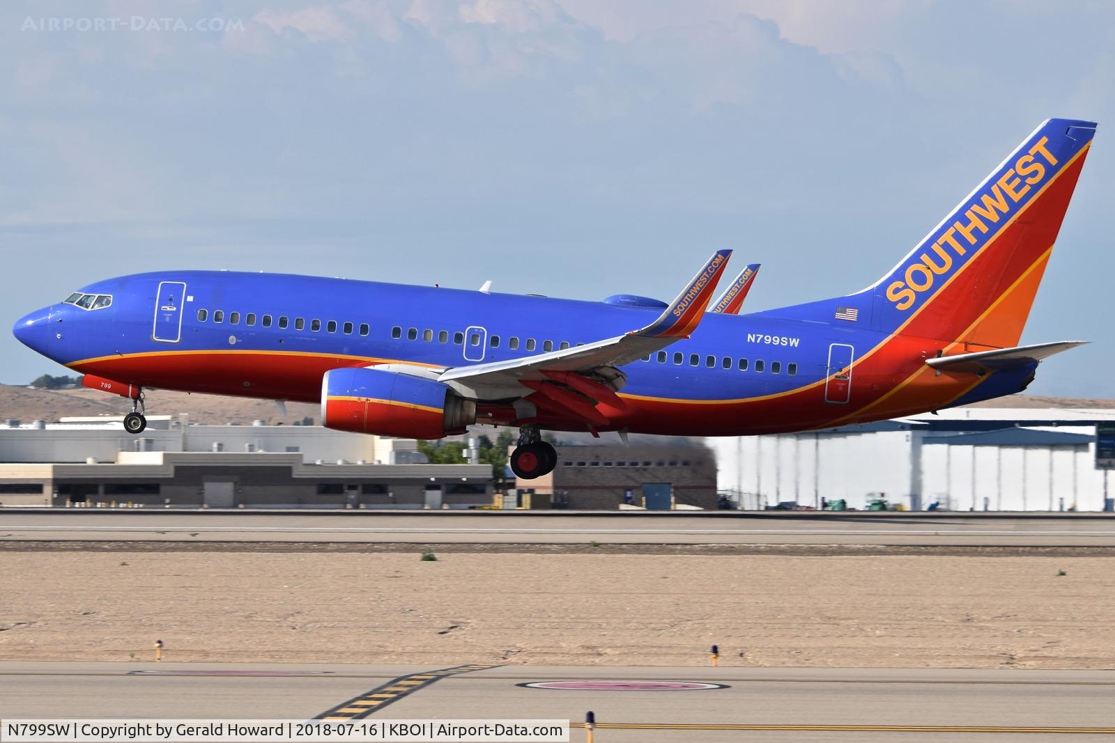 N799SW, 1998 Boeing 737-7Q8 C/N 28209, Landing RWY 10L.