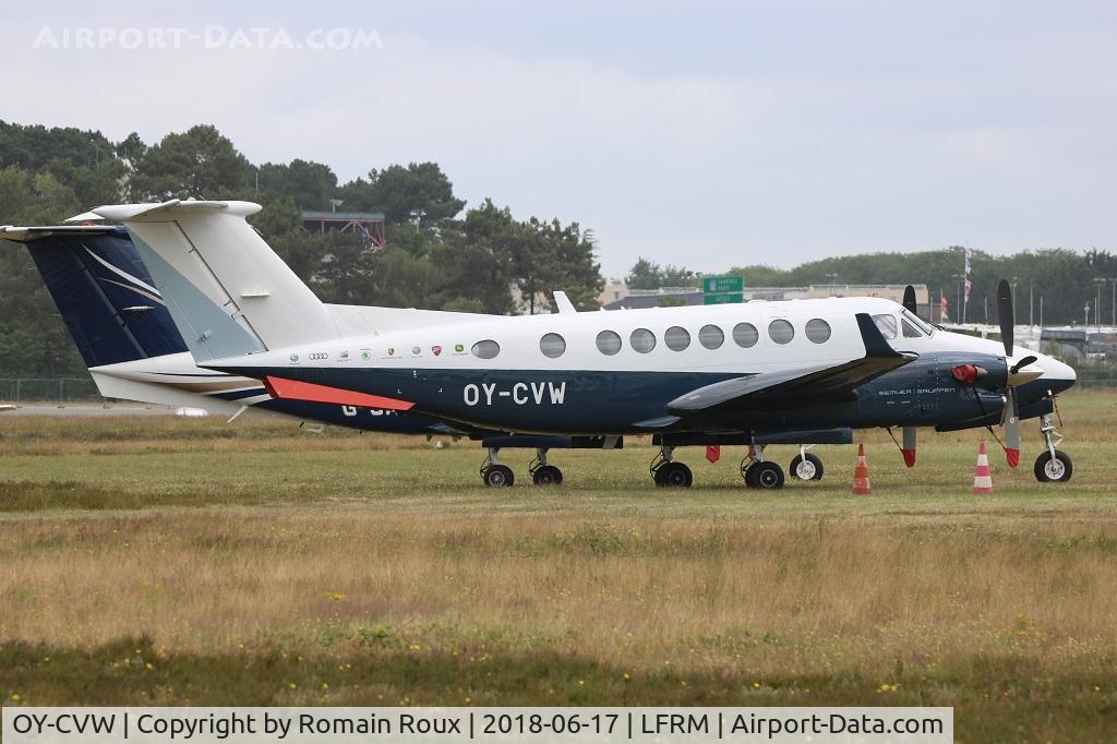 OY-CVW, 2007 Beechcraft B300 Super King Air 350 C/N FL-569, Parked